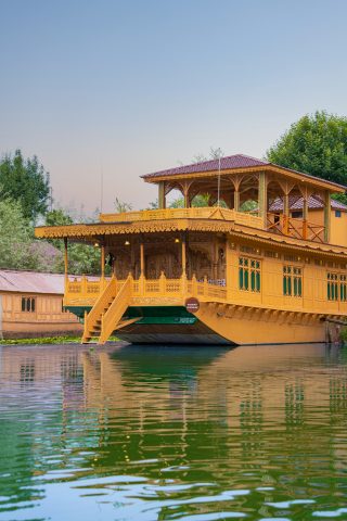 Harmukh Houseboat, Luxury Home in Srinagar - Lohono Stays