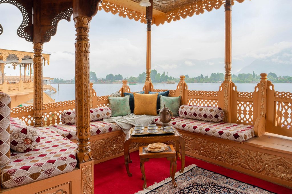 stay on houseboat in Kashmir