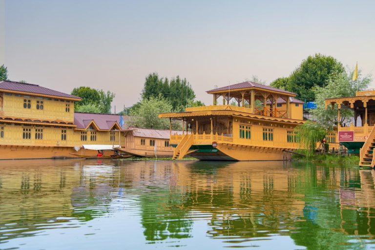 Difference Between Srinagar & Kerala Houseboat Experiences